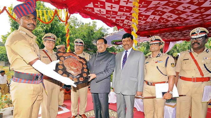 Home Minister Dr G Parameshwar is seen presenting the All-Rounder shield to Shivananda Koppad during the 43rd passing out parade of jail wardens in Mysuru on Friday (Photo: KPN) Home Minister Dr G Parameshwar is seen presenting the All-Rounder shield to Shivananda Koppad during the 43rd passing out parade of jail wardens in Mysuru on Friday (Photo: KPN)